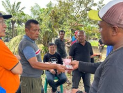 Wali Kota Zulmaeta Serahkan Hadiah Lomba Memancing Warga Tigo Koto Di Ateh di Pekanbaru.