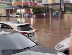 Volume Air di Tiga Pintu Air di Jakarta Naik, Tol Macet Imbas Kecelakaan Akibat Curah Hujan Tinggi