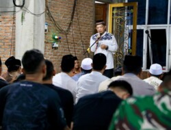 Buktikan Kehadiran Negara, Kasatgas Tito Sholat Tarawih Bersama Masyarakat Aceh Tamiang