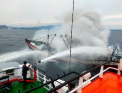 Kapal Patroli KN Jembio-P.215 Berhasil Padamkan Kebakaran KM Inti Marina VII di Perairan Pulau Ular, Banten