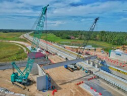 Pemasangan Girder Interchange Lubuk Alung, Tol Padang–Sicincin Terapkan Rekayasa Lalu Lintas di KM 18+998