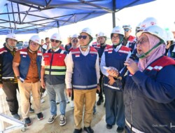 Komut HK Denny Abdi Lihat Langsung Keberadaan Proyek Hutama Karya di Sumbar