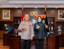 Kunjungi Mapolda Sumbar, Rezka Oktoberia Dianugerahi Gelar Sebagai Sahabat Kapolda Sumbar