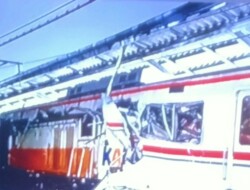 Kreta Argo Bromo Seruduk Commuter Line di Stasiun Bekasi, tapi Belum Diketahui Jumlah Korban