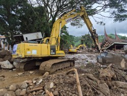 Hutama Karya Grup Terjunkan Bantuan Logistik dan Alat Berat ke Lokasi Banjir Bandang Solok